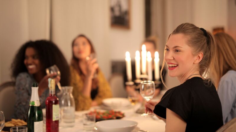 How to Host the Perfect Dinner Party: Menu Planning, Table Setting, and Entertainment Tips